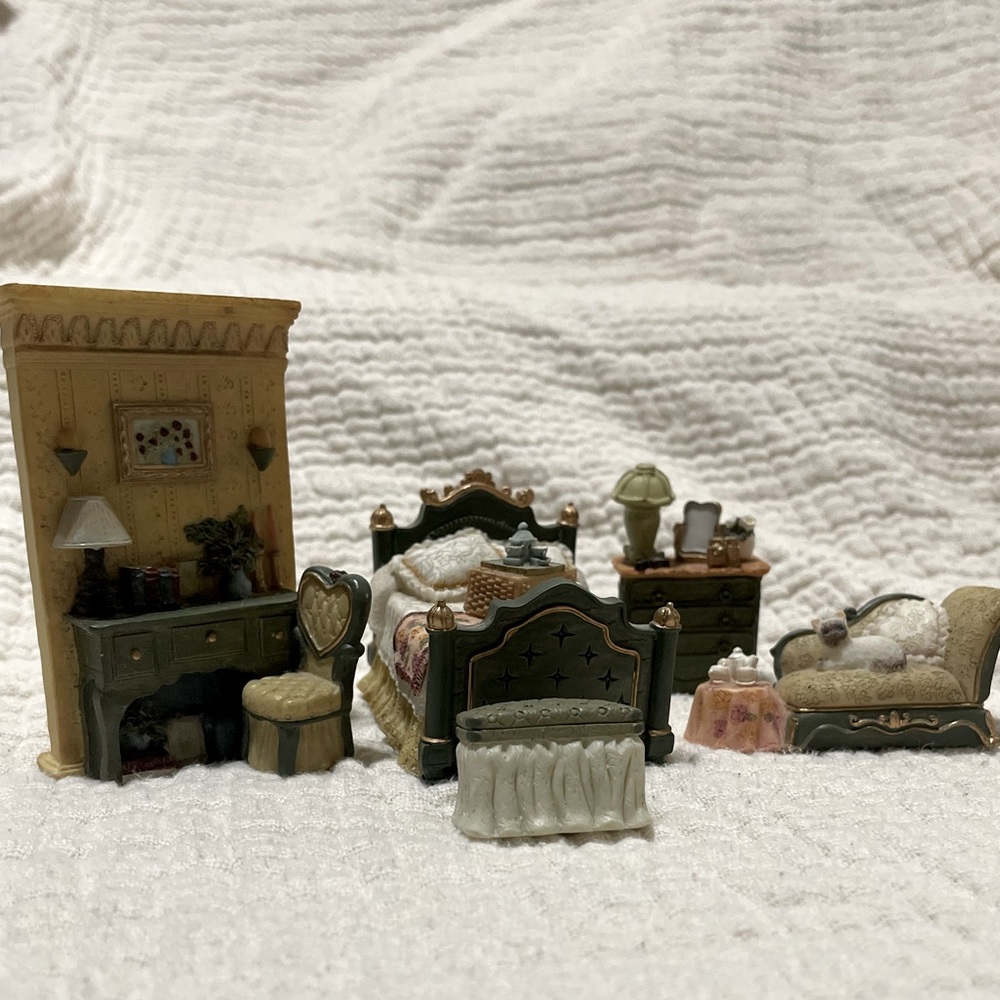 Avon Victorian miniature bedroom set 5 pieces
